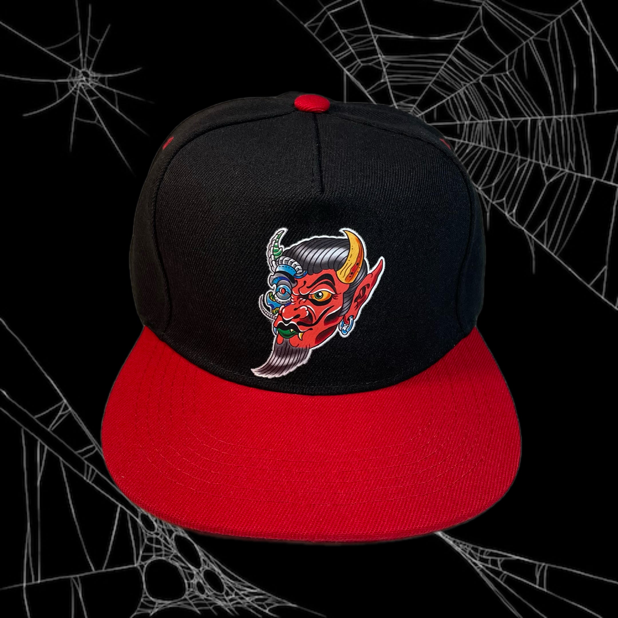 Gorra Jockey visera plana roja, modelo CYBOR DEVIL color negro