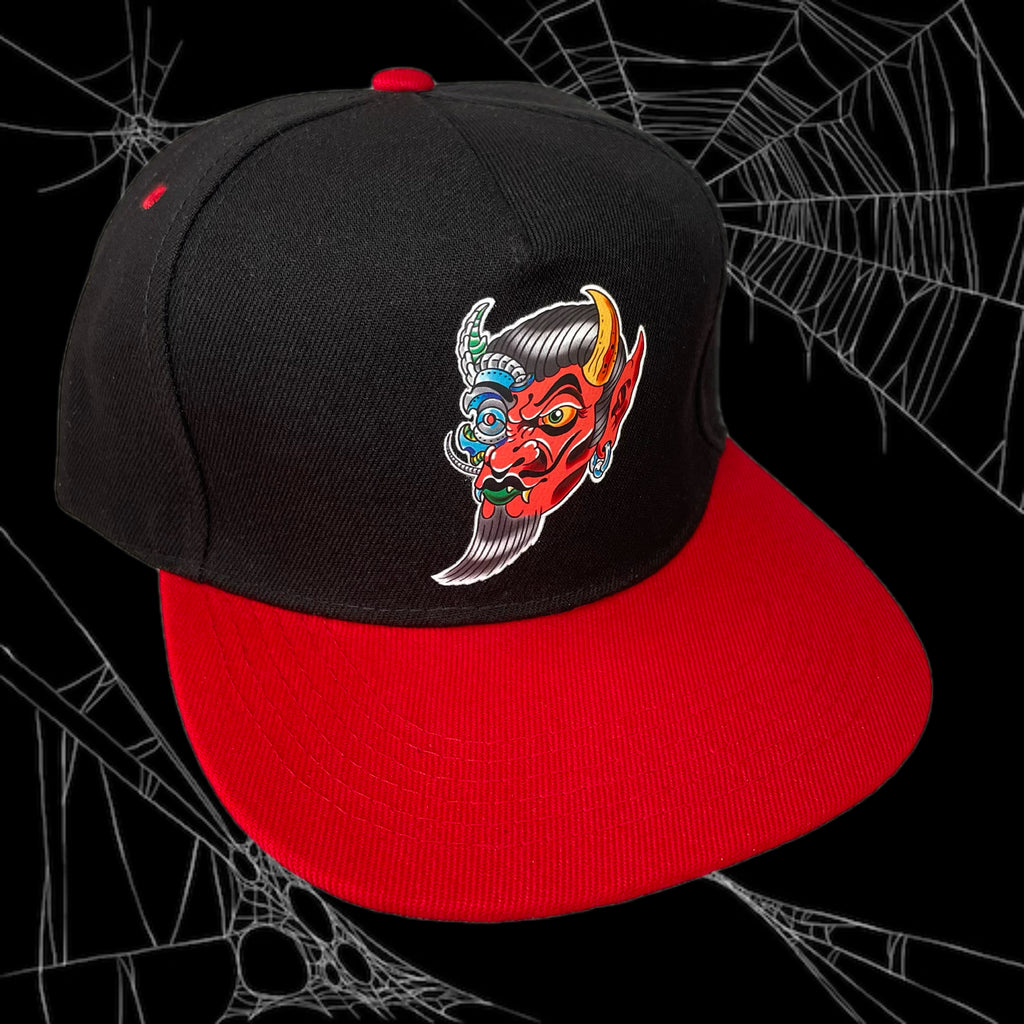 Gorra Jockey visera plana roja, modelo CYBOR DEVIL color negro