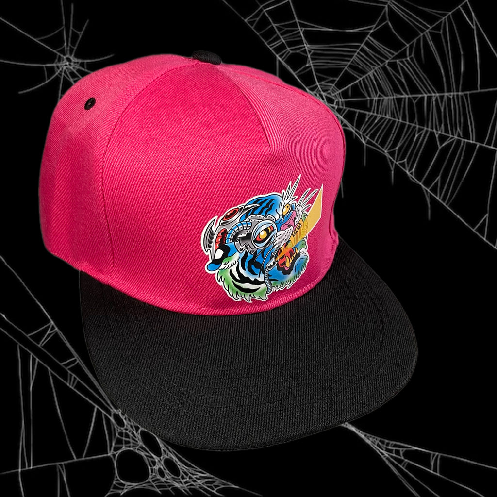 Gorra Jockey visera plana color negra, modelo CYBORG TIGER color rosado