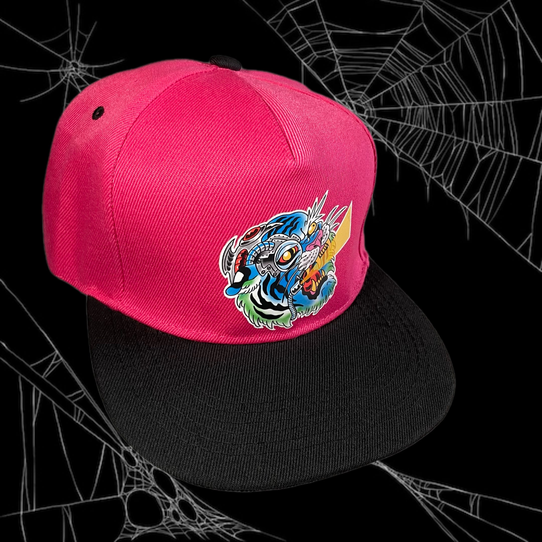 Gorra Jockey visera plana color negra, modelo CYBORG TIGER color rosado