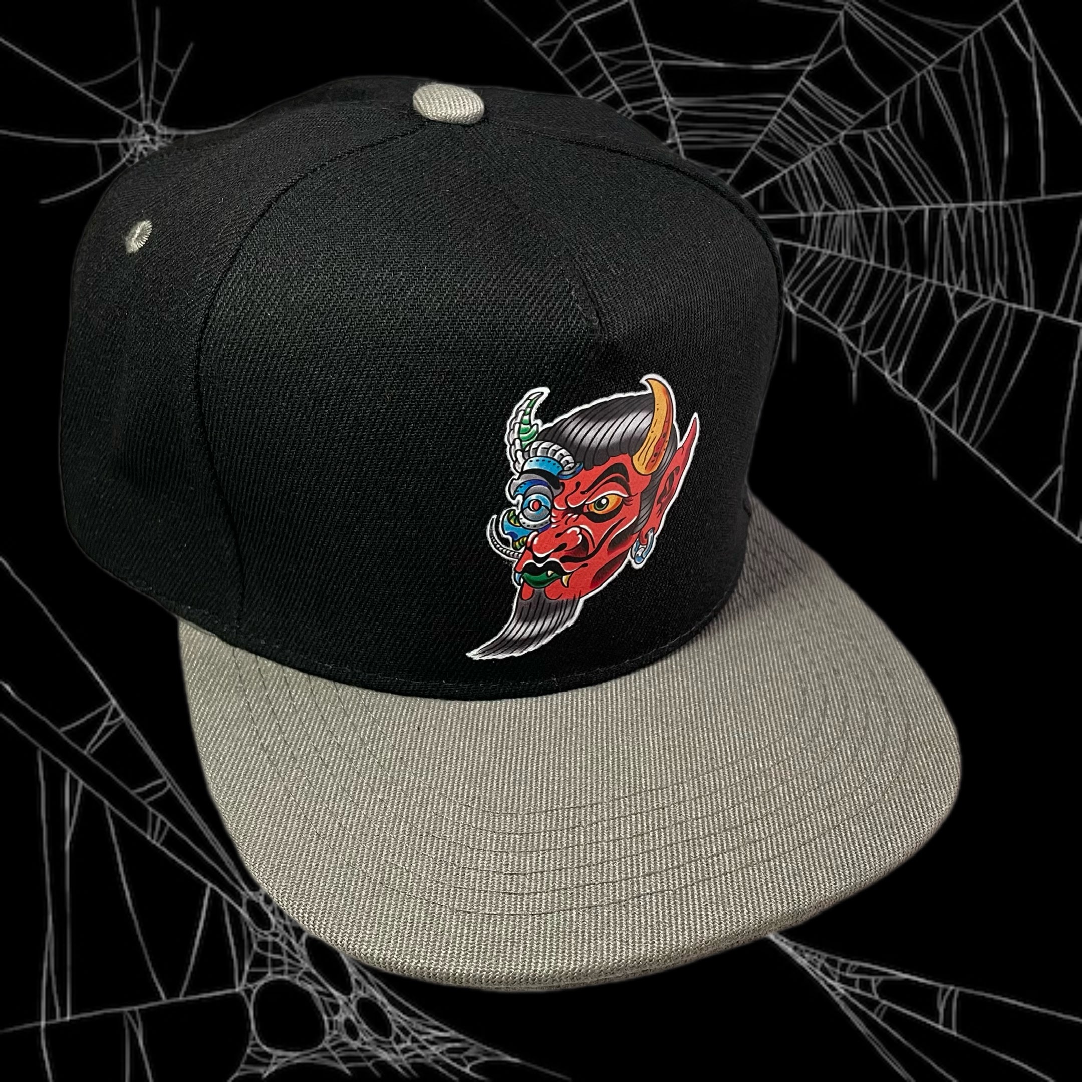 Gorra Jockey visera plana gris, modelo CYBORG DEVIL color negro