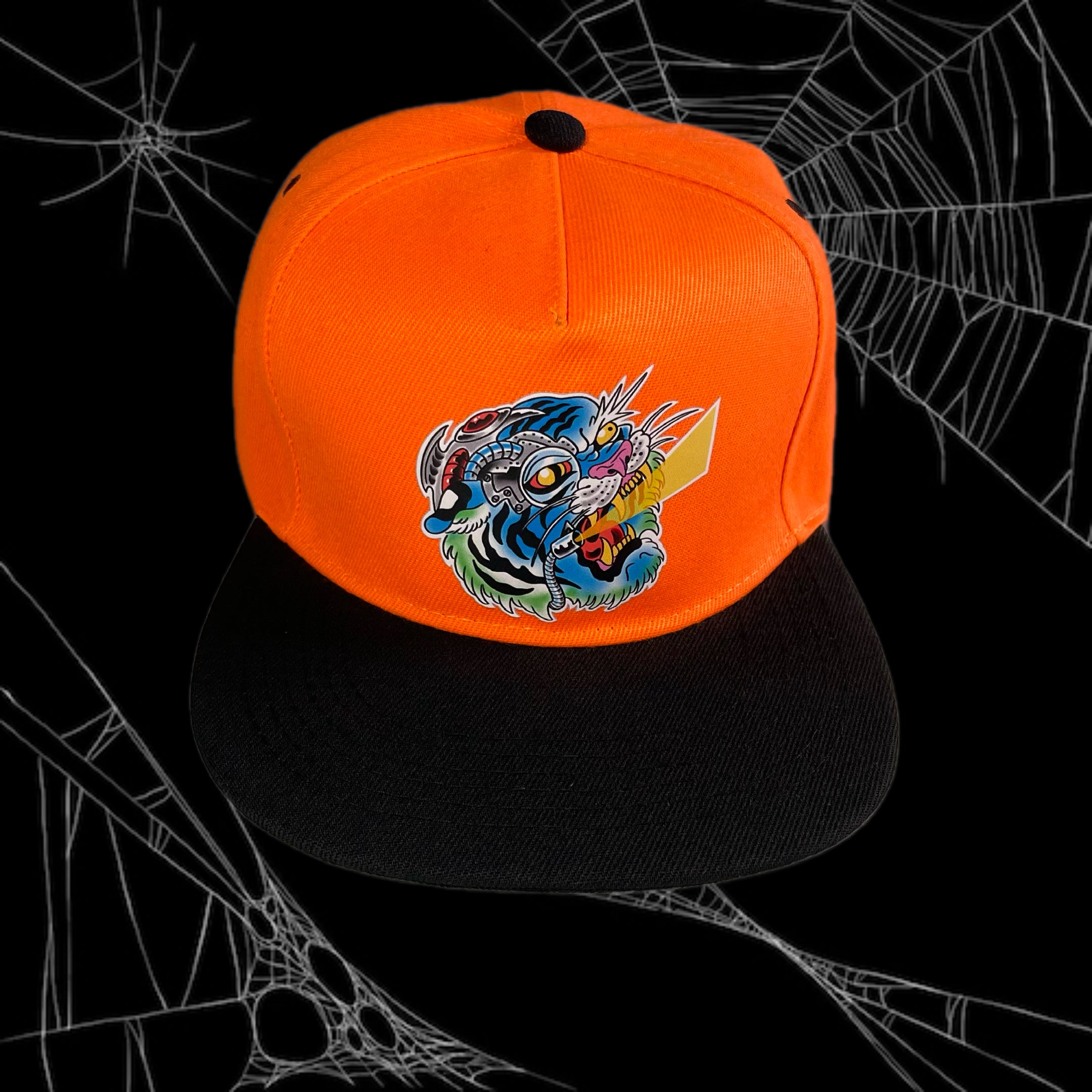 Gorra Jockey visera plana negra, modelo CYBORG TIGER color naranjo