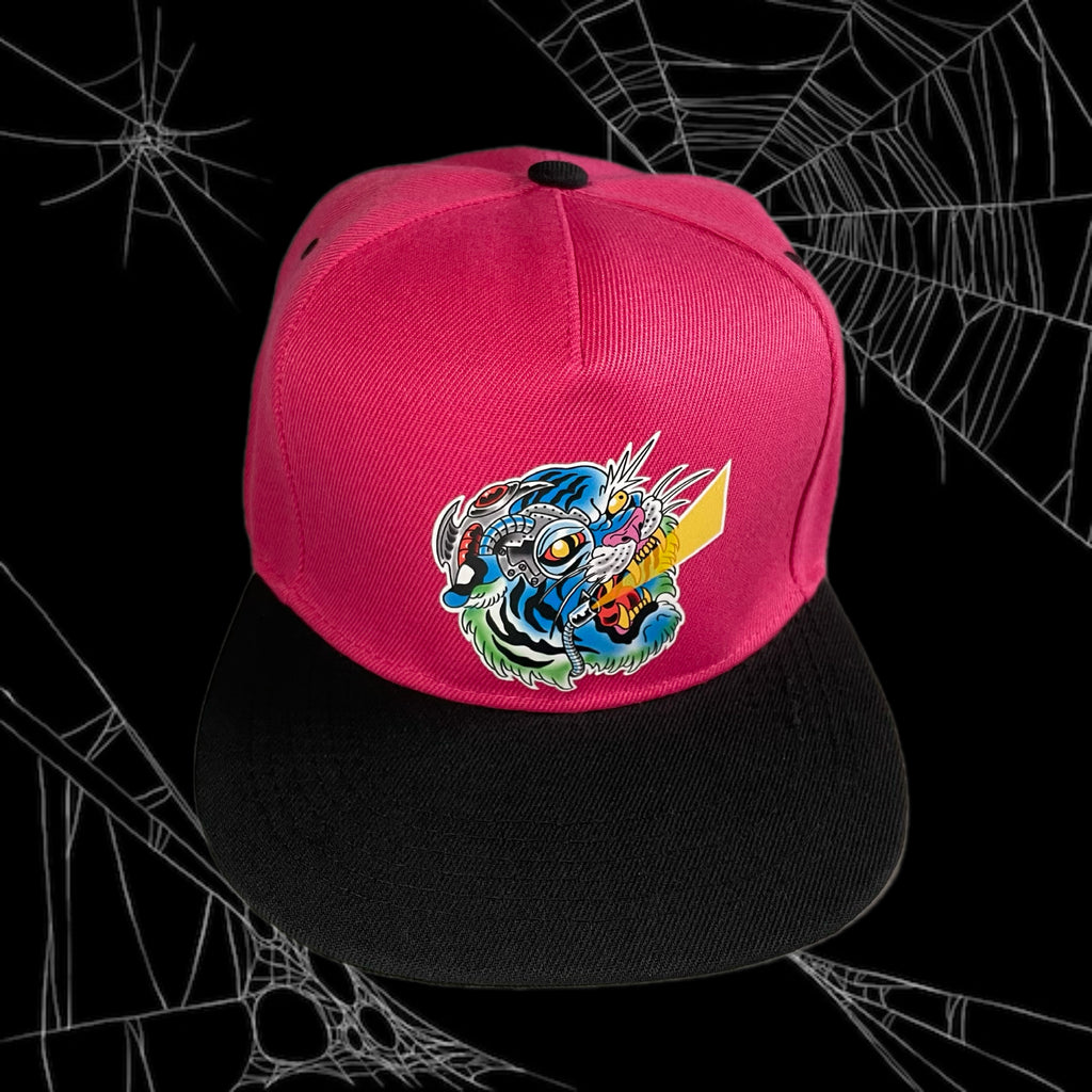 Gorra Jockey visera plana color negra, modelo CYBORG TIGER color rosado