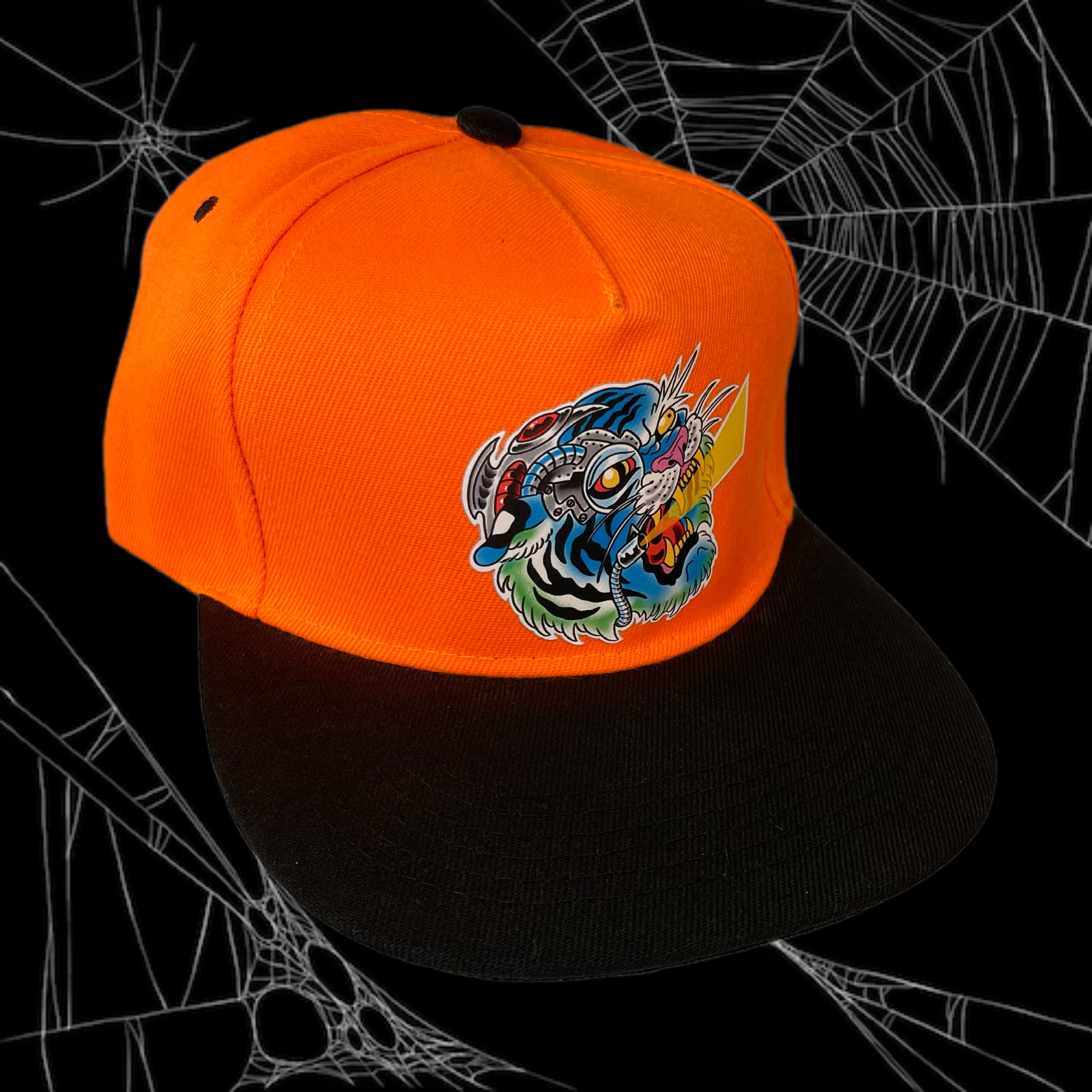 Gorra Jockey visera plana negra, modelo CYBORG TIGER color naranjo