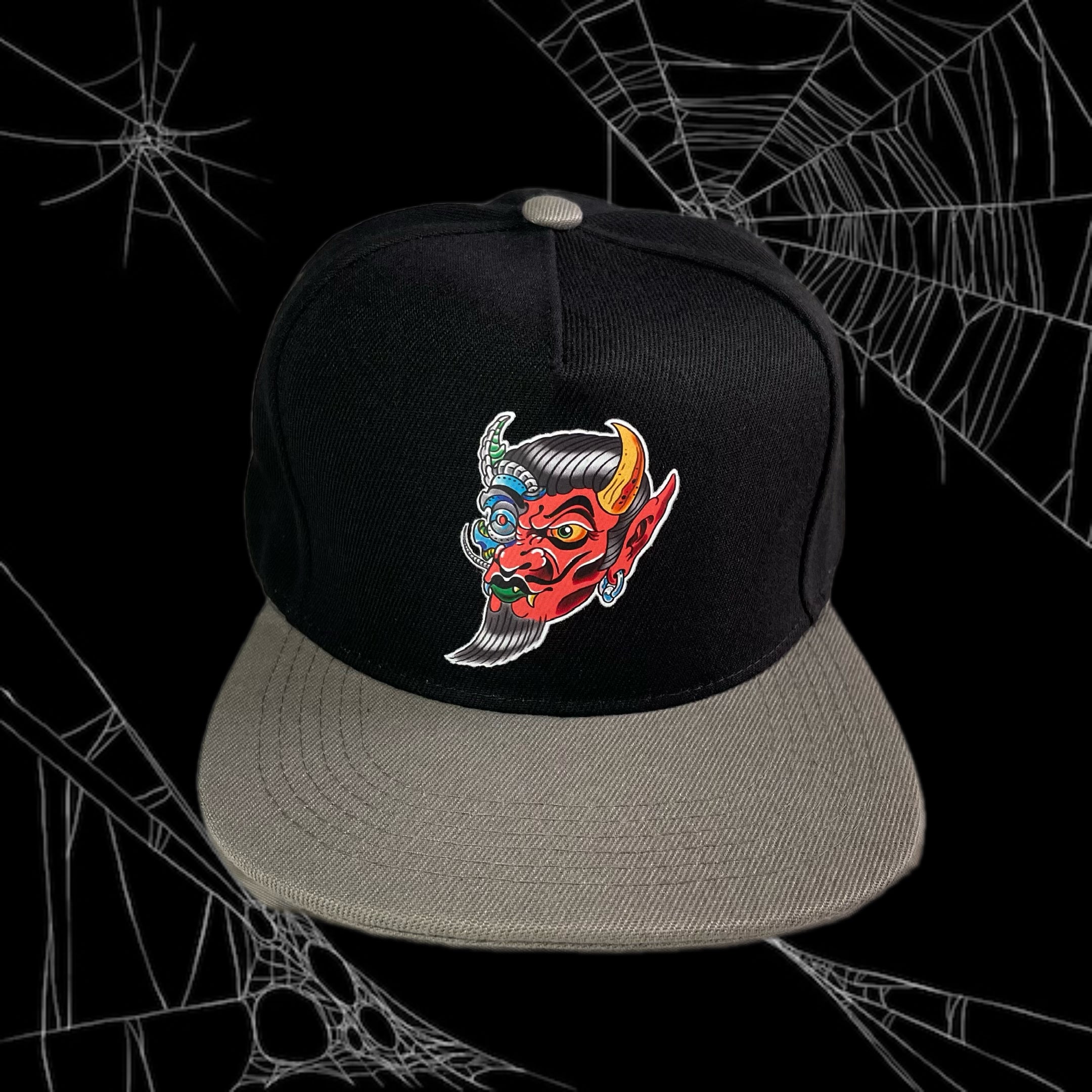 Gorra Jockey visera plana gris, modelo CYBORG DEVIL color negro